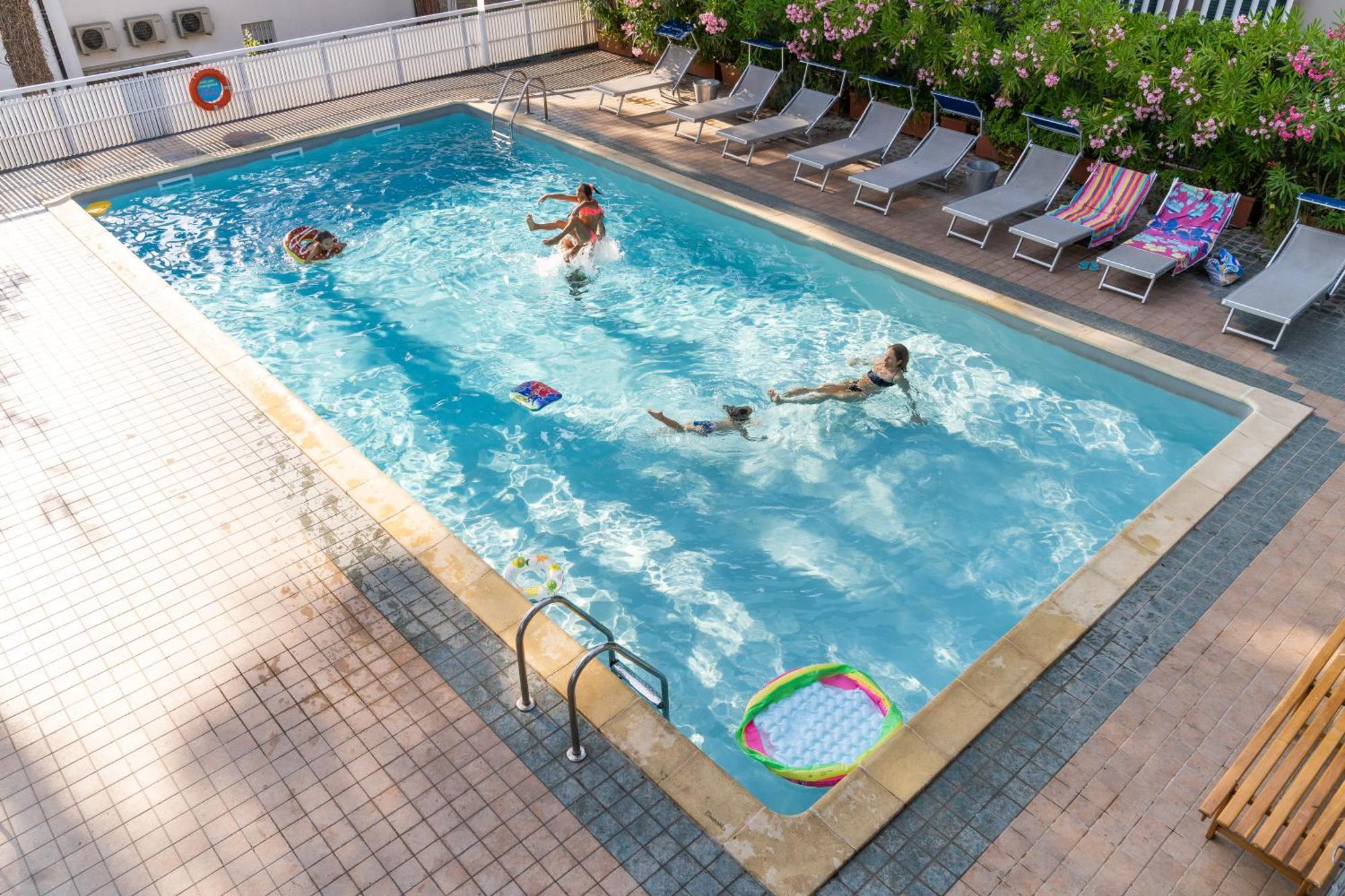 Hotel Columbia Марина-Ромеа Екстер'єр фото